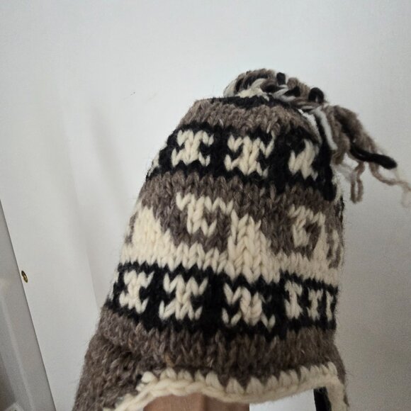 Made in Nepal wool knitted tie bonnet - Picture 5 of 8